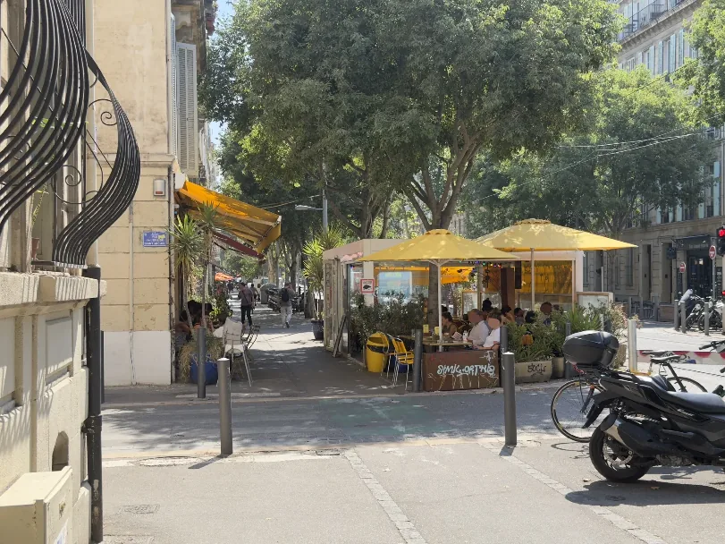 Terrasse de bistrot dans une rue du 5e arrondissement de Marseille.