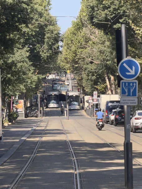 Boulevard Chave à Marseille avec deux tramways dans le 5e arrondissement.