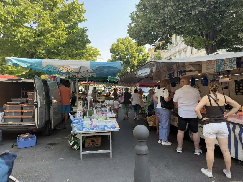 Marché de la place Sébastopol, à la limite du Camas et du 4e arrondissement de Marseille.