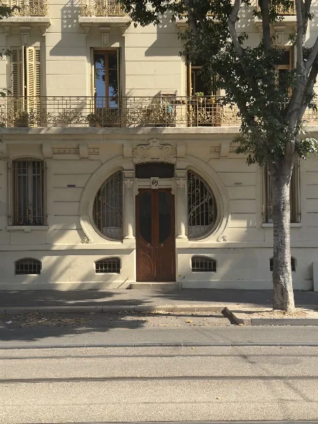 Porte d’immeuble sur le boulevard Chave dans le 5e arrondissement de Marseille.
