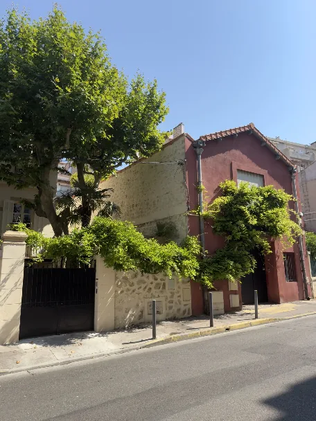 Rue arborée avec maison colorée dans le 5e arrondissement de Marseille.