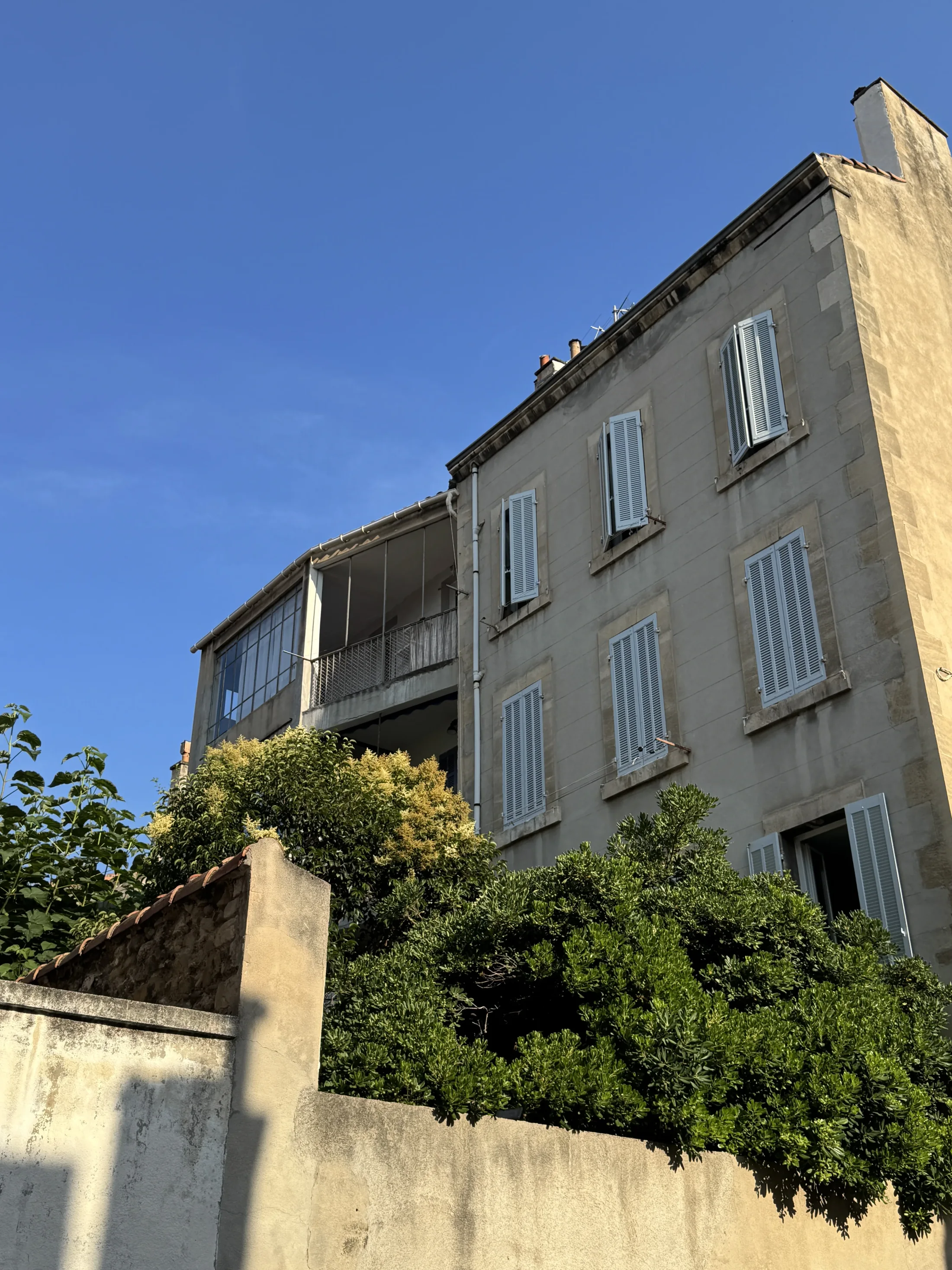 Façade ancienne avec végétation dans le 5e arrondissement de Marseille.