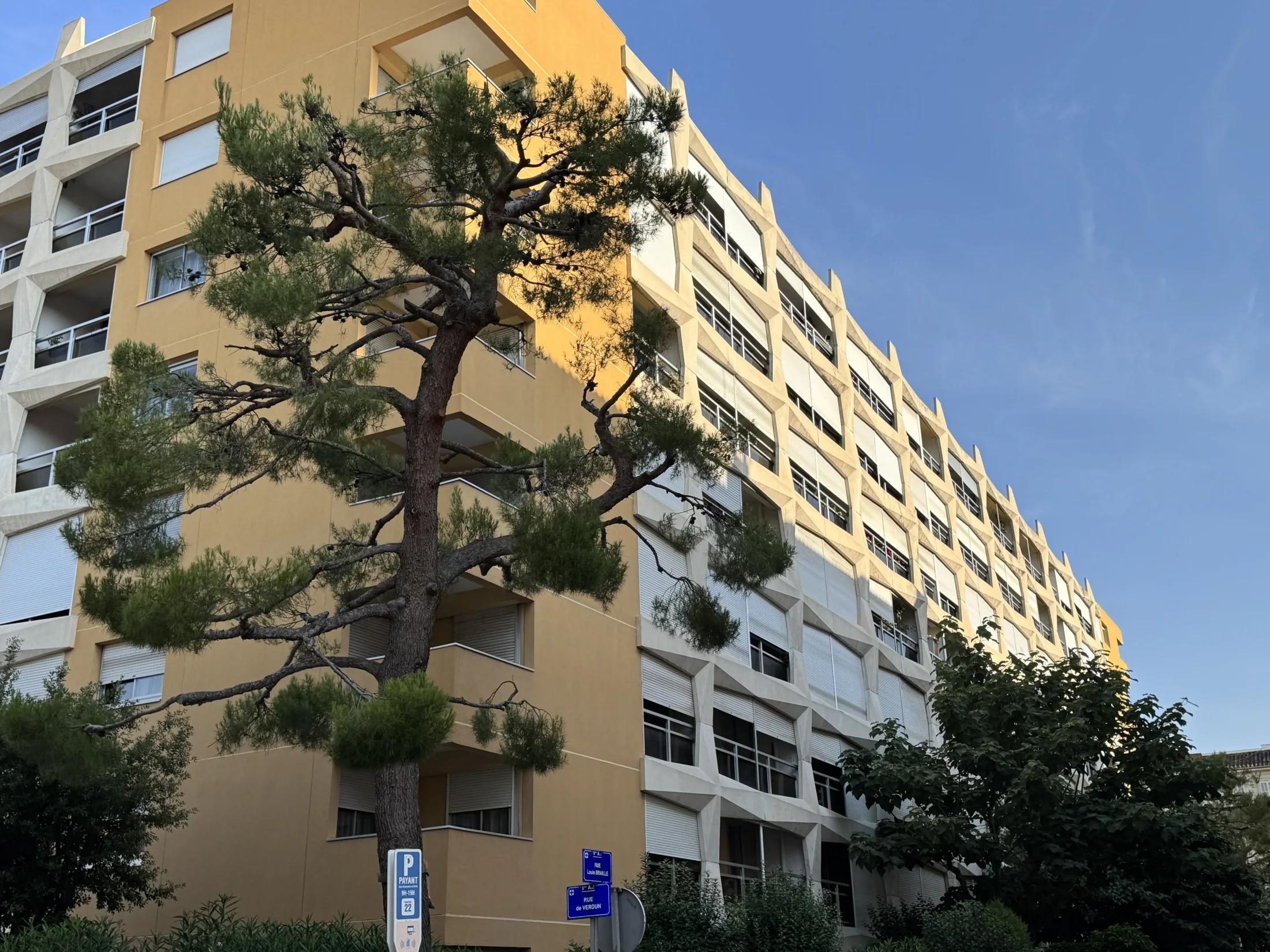 Résidence avec balcons et arbre dans le 5e arrondissement de Marseille.