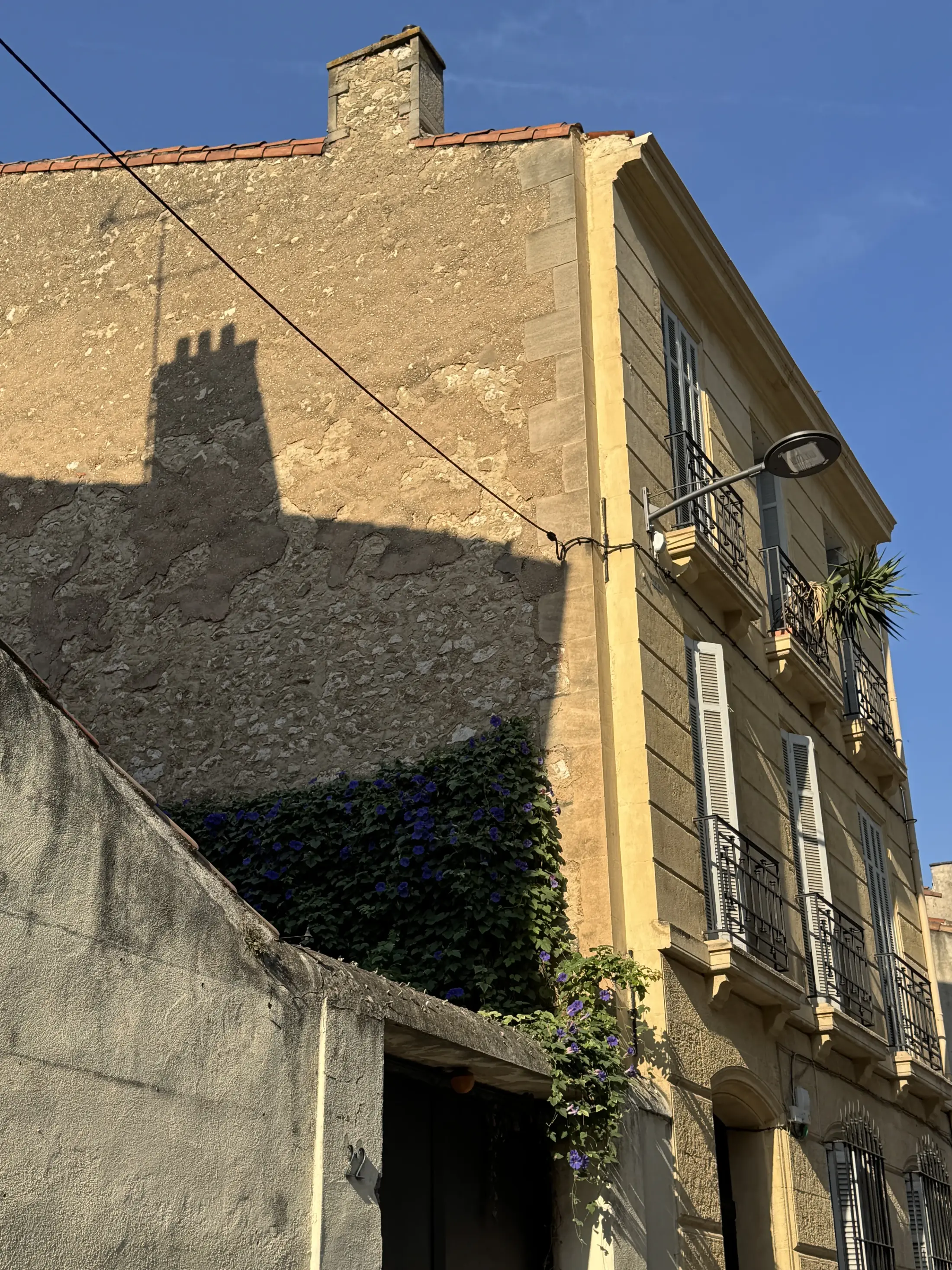 Immeuble ancien avec façade en pierre dans le 5e arrondissement de Marseille.