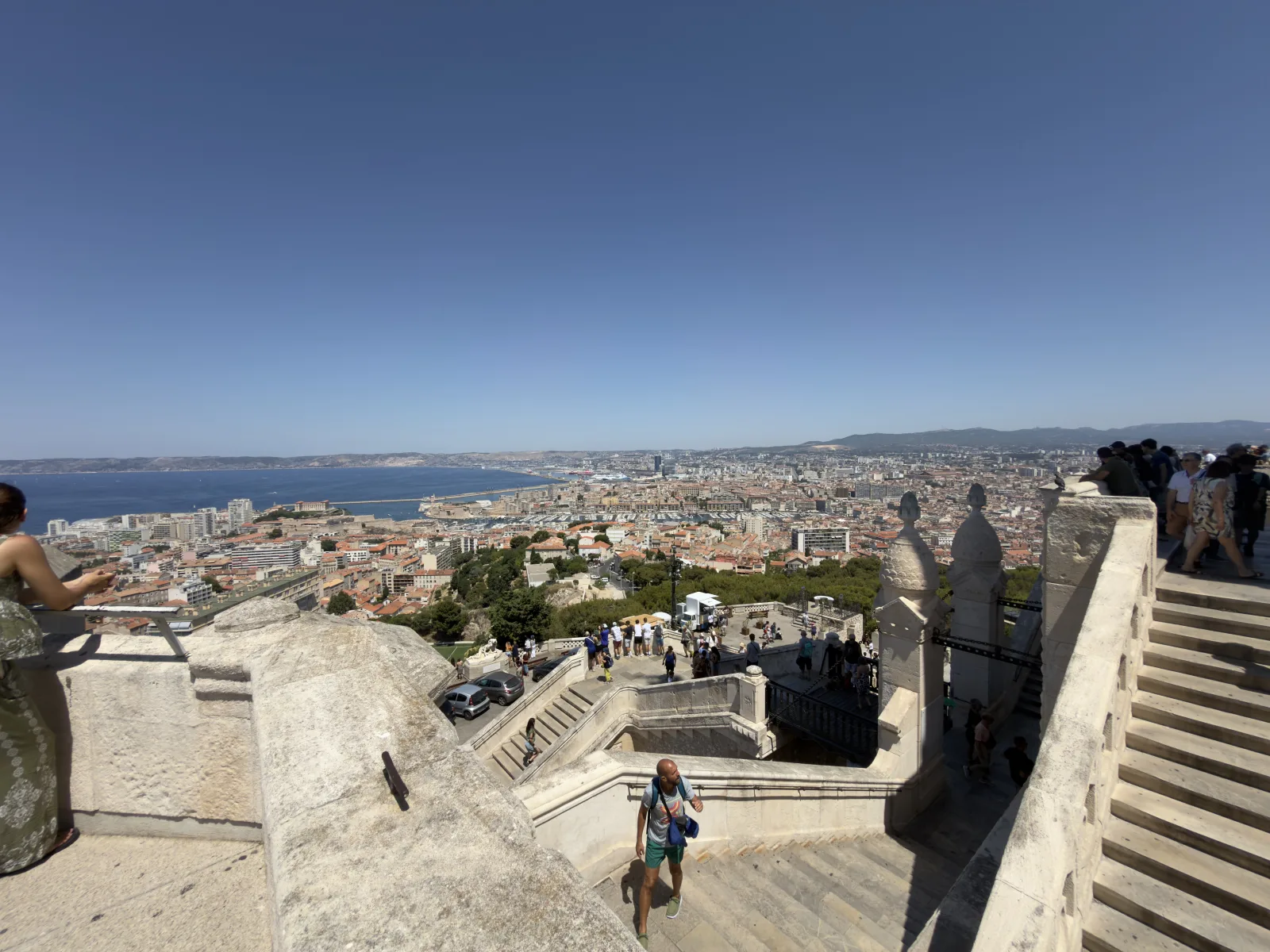 Notre-Dame de la Garde et vue large sur Marseille jusqu’à la Côte Bleue.