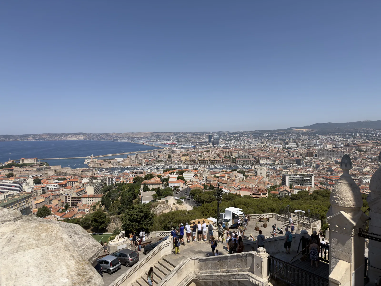Vue très large de Marseille depuis Notre-Dame de la Garde.