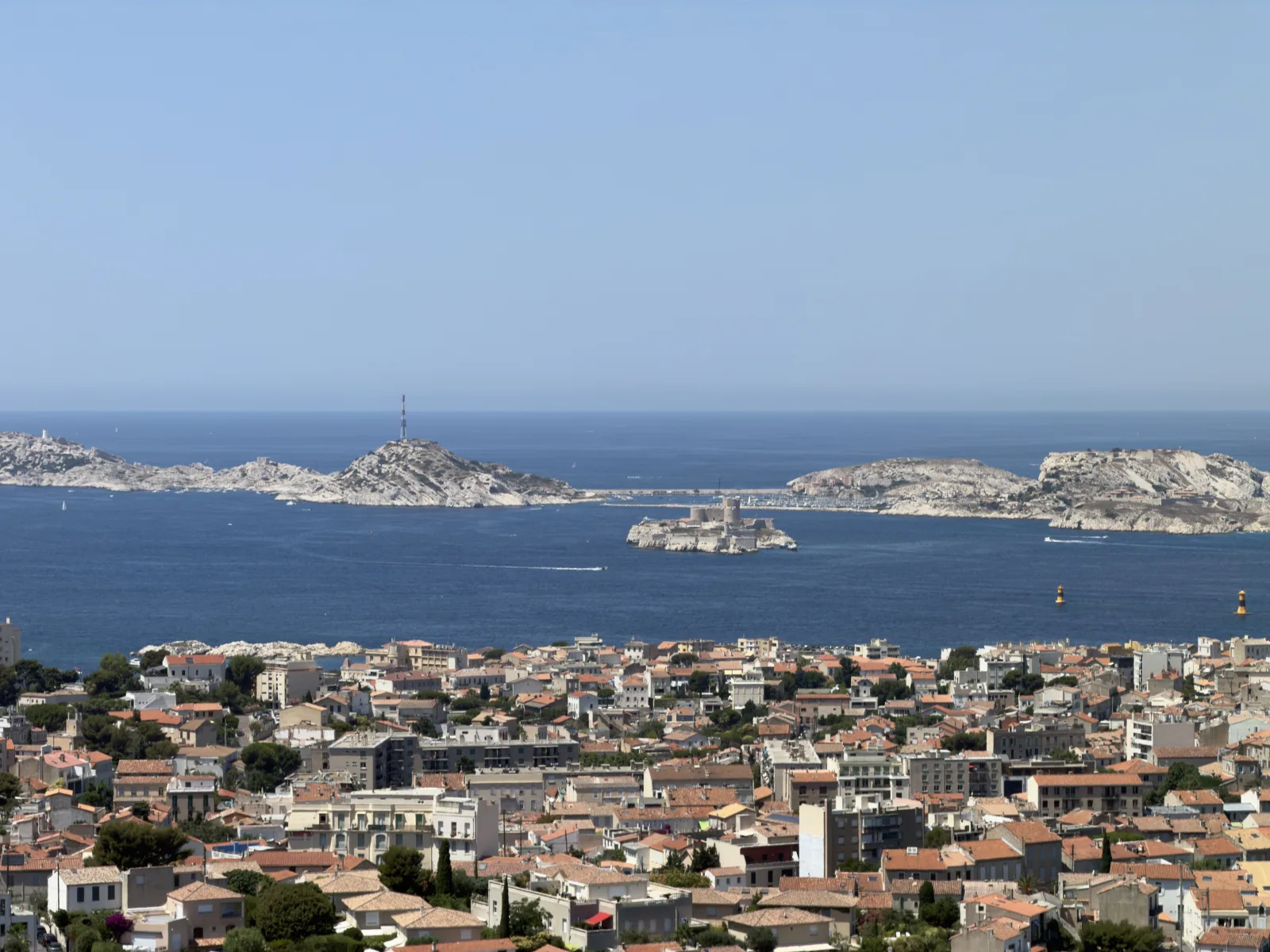 Rade de Marseille et îles du Frioul vues depuis Notre-Dame de la Garde.