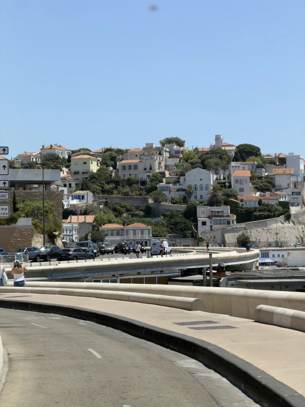 Corniche Kennedy et colline habitée du 7e arrondissement de Marseille.