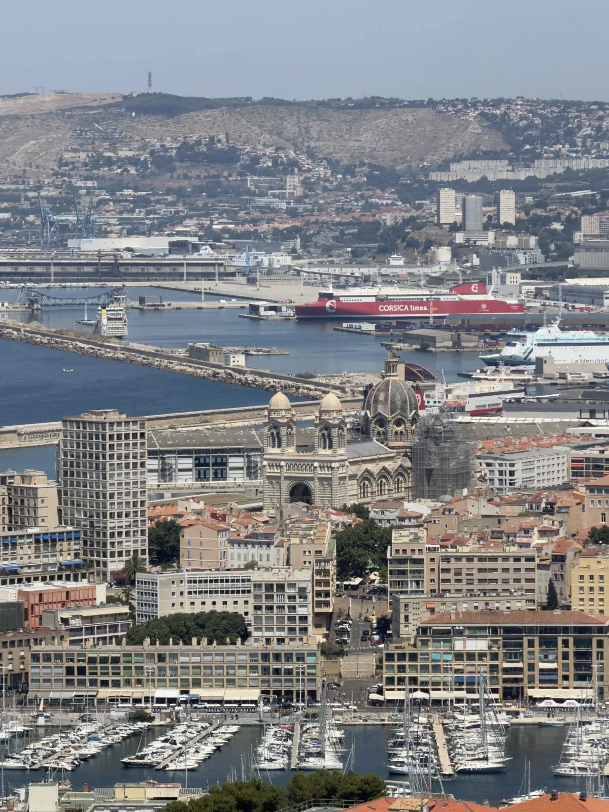 Cathédrale de la Major, quartier du Panier et port de Marseille vus depuis Notre-Dame de la Garde.