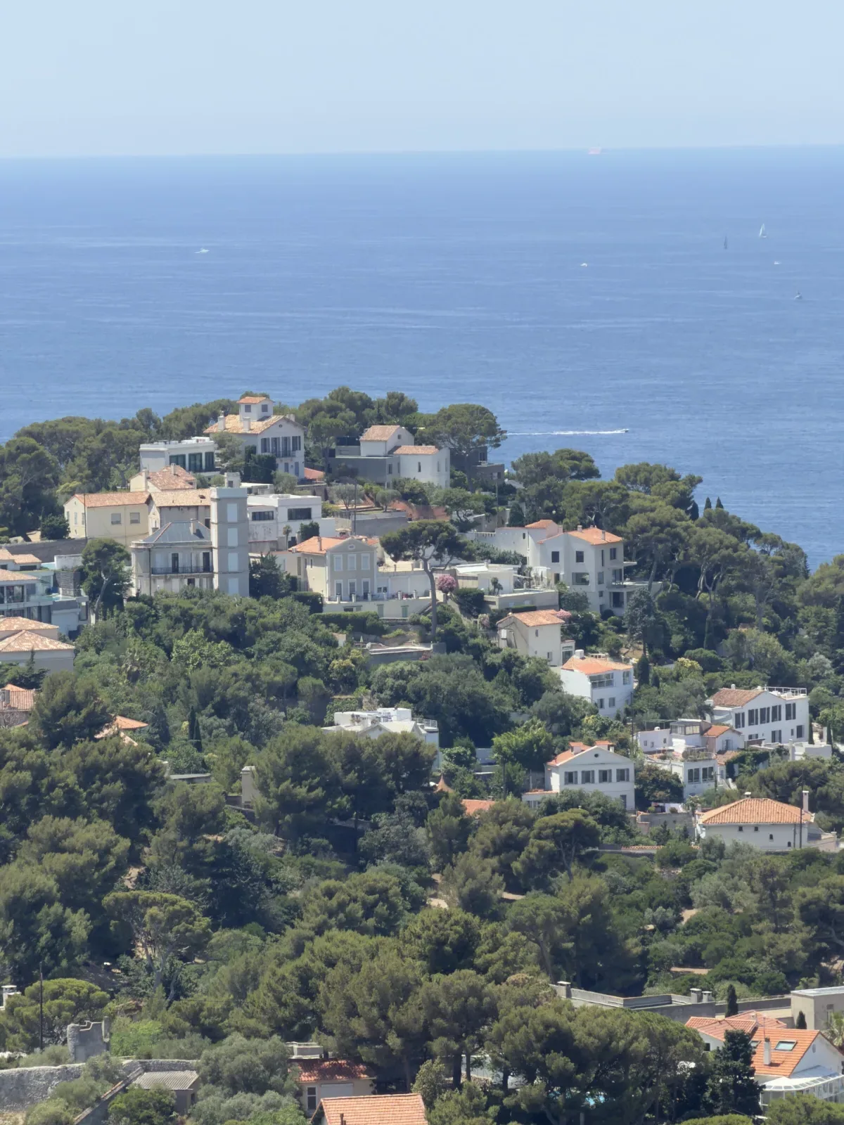 Colline du Roucas-Blanc à Marseille avec ouverture vers la mer.