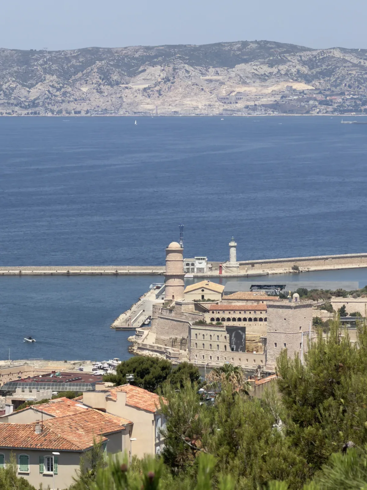 Fort Saint-Jean et entrée du Vieux-Port de Marseille vus depuis Notre-Dame de la Garde.