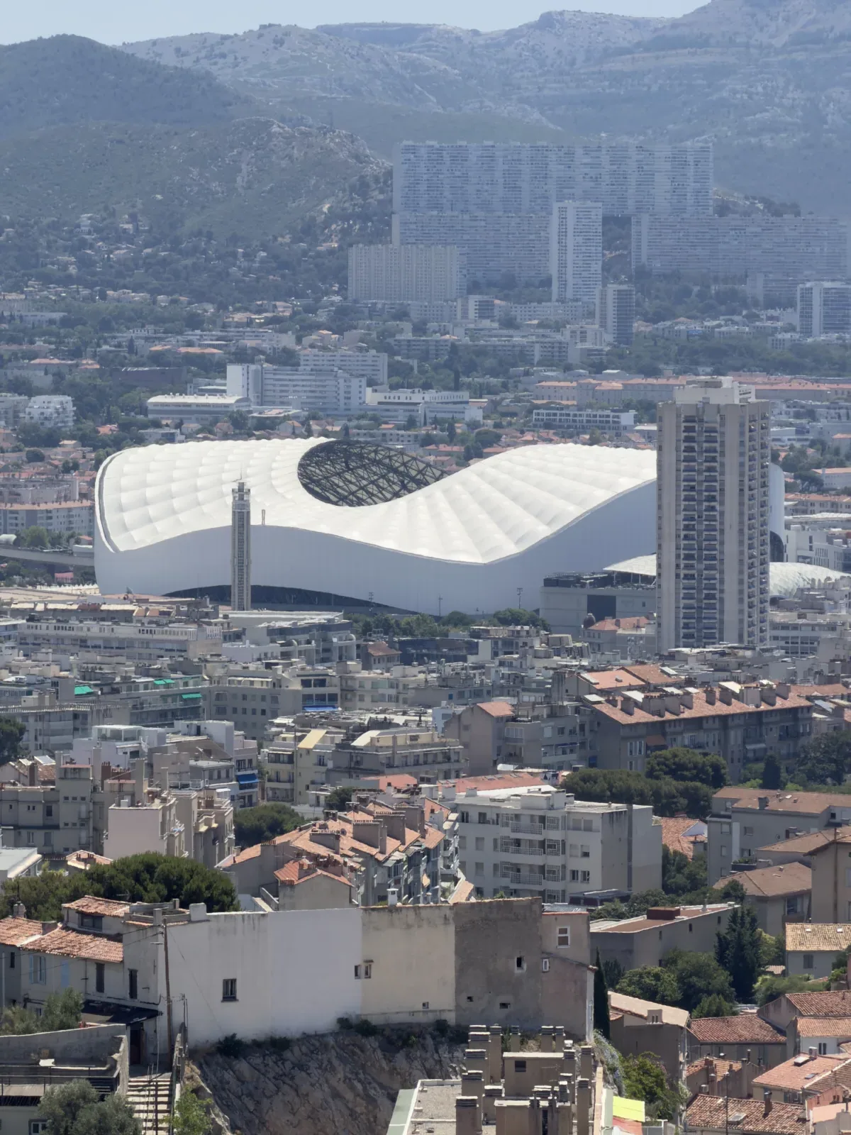 Stade Vélodrome et quartiers sud de Marseille vus depuis Notre-Dame de la Garde.