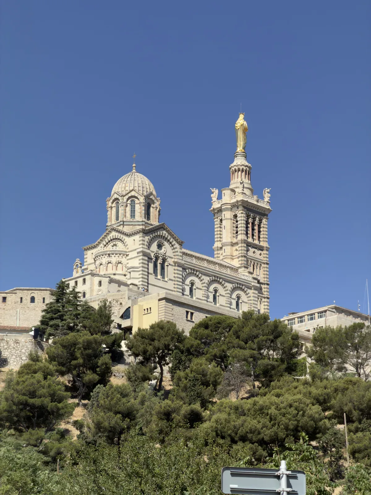Basilique Notre-Dame de la Garde, repère territorial de Marseille.
