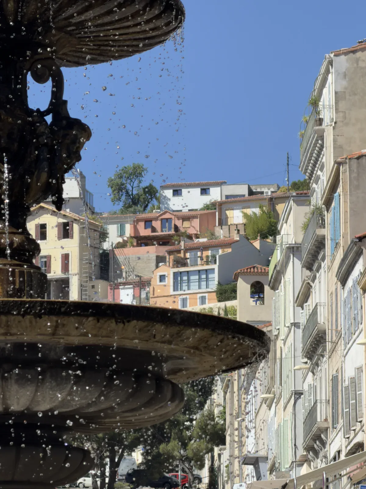 Place et fontaine dans le quartier Vauban à Marseille 6e.