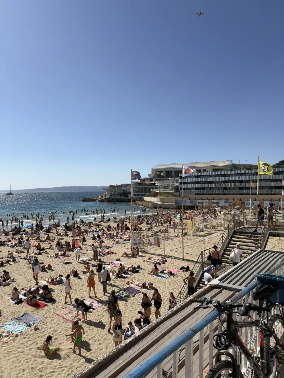 Rue des Catalans à Marseille, entre plage, résidence et usage quotidien.