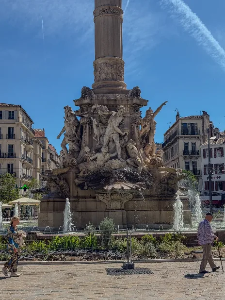 Fontaine de la place Castellane avec passants dans le 6e arrondissement de Marseille.
