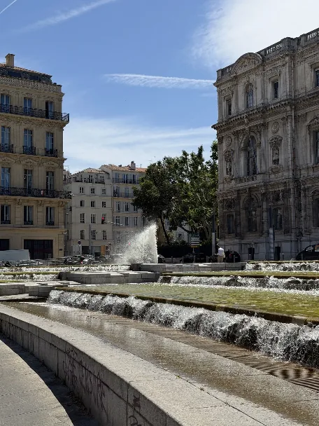 Fontaine près de la Préfecture des Bouches-du-Rhône dans le 6e arrondissement de Marseille.