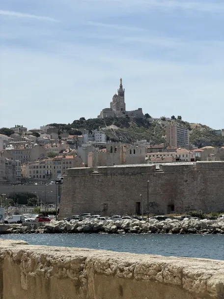 Vue du Mucem vers Notre-Dame de la Garde à Marseille.