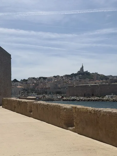 Vue depuis le Mucem vers Notre-Dame de la Garde à Marseille.