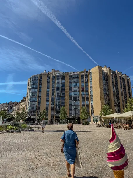 Bâtiment et commerce près de la place Castellane dans le 6e arrondissement de Marseille.