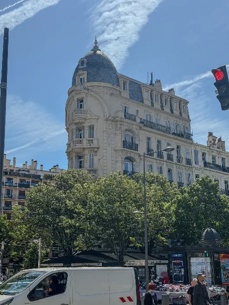Bâti autour de la place Castellane dans le 6e arrondissement de Marseille.