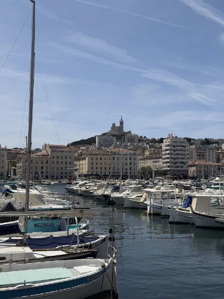 Vue du quai du Port vers Notre-Dame de la Garde à Marseille.