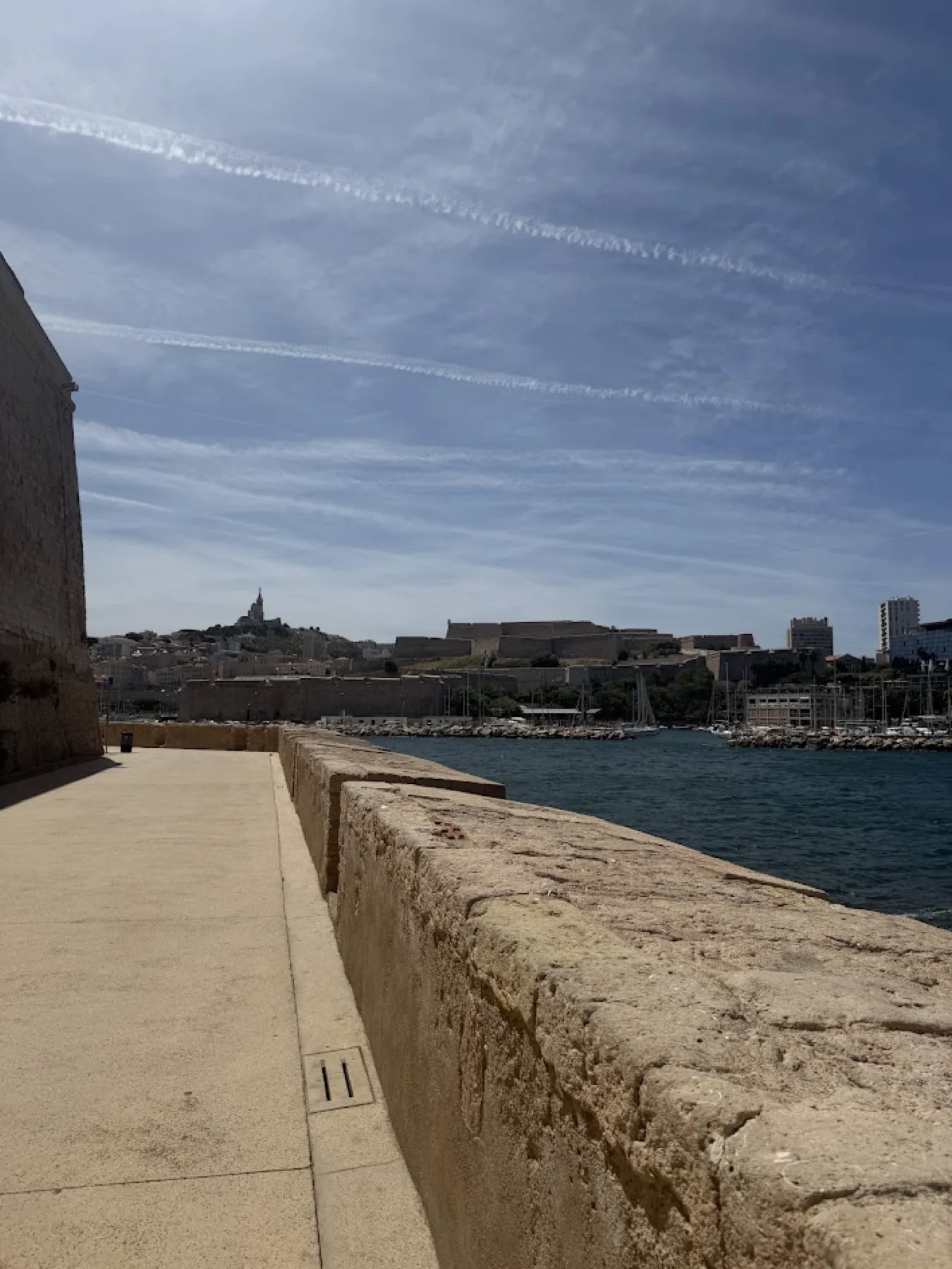 Vue de Marseille depuis le Mucem vers Notre-Dame de la Garde.
